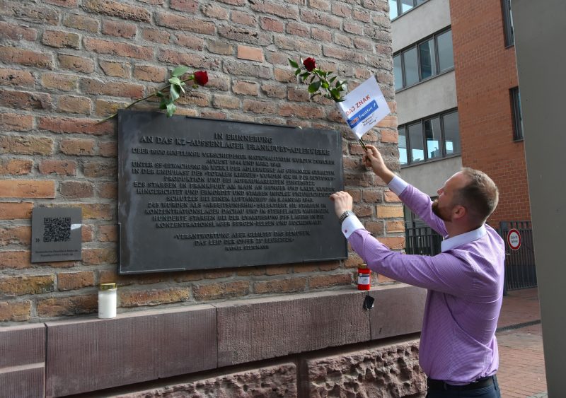 76 rocznica wybuchu Powstania Warszawskiego pod tablicą pamiątkową na budynku obozu koncentracyjnego KZ Katzbach (Adlerwerke)